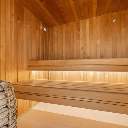 Luxurious - Private Sauna & Rooftop - Perfect Location