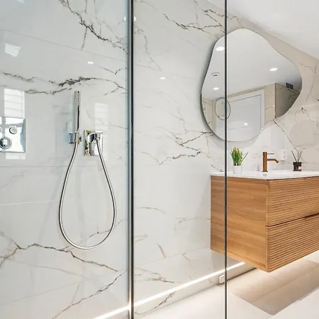 아파트 Luxurious - Private Sauna & Rooftop - Perfect Location